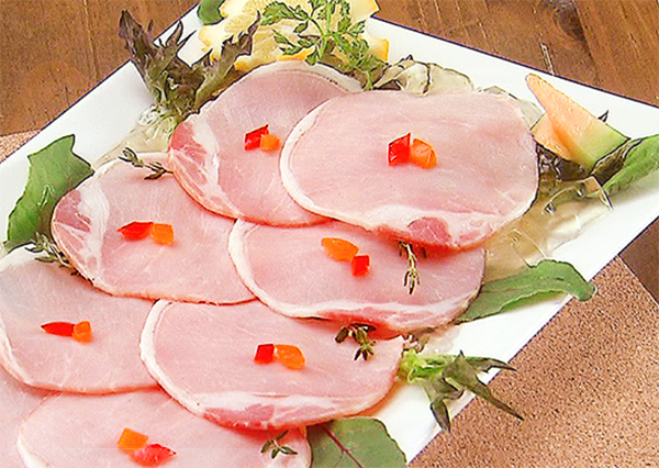 神戸伝統製法ロースハムの 生ハム風盛り付け