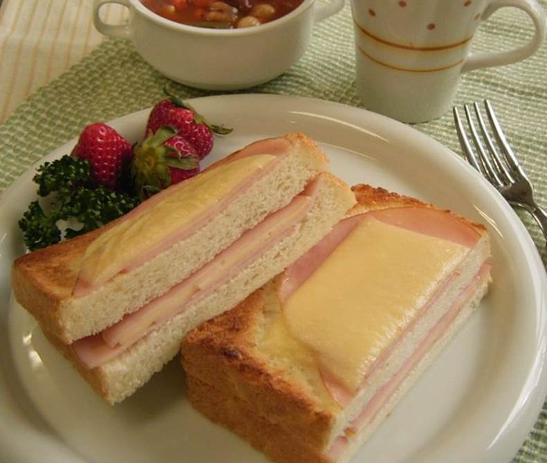 ハムとチーズのホットサンド（クロックムッシュ）