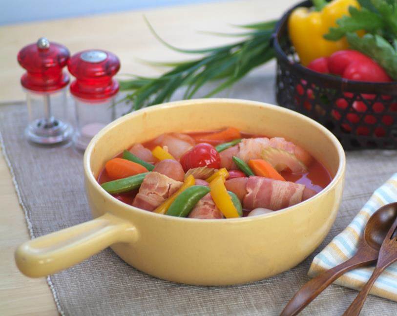 フランクフルトとごろごろ野菜のトマトジュース煮