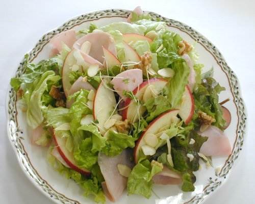 りんごとロースハムのナッツサラダ
