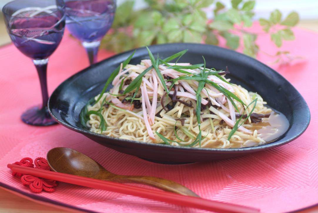 ロースハムとねぎのピリ辛麺