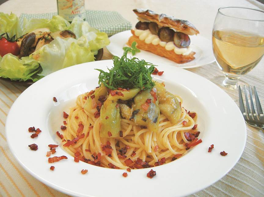 焼き茄子とカリカリベーコンチップのパスタ