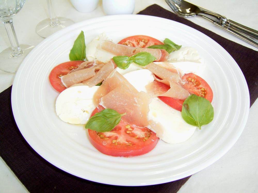 生ハムと豆腐のカプレーゼ風冷奴