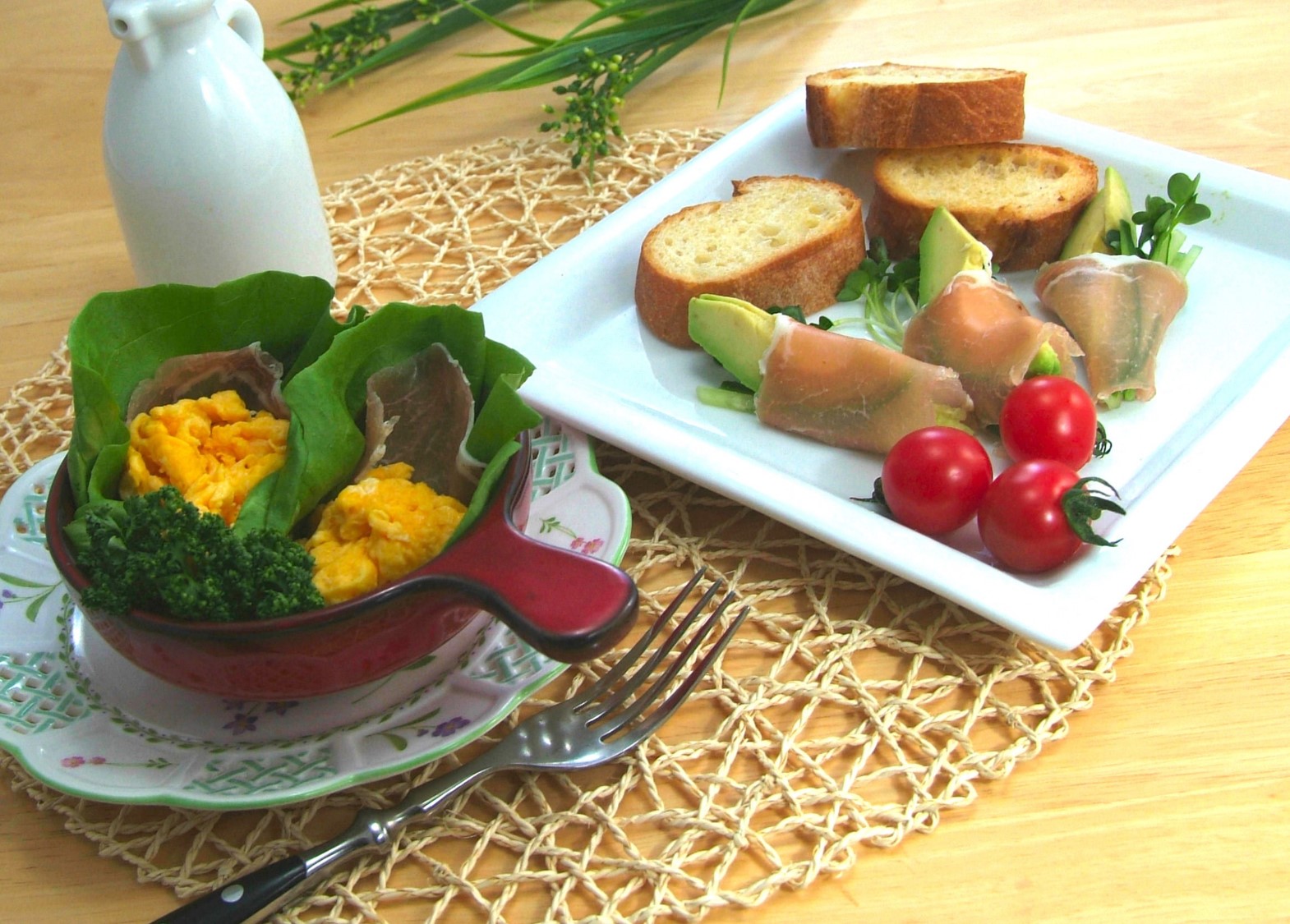 アボカドと炒り卵の生ハムサラダ
