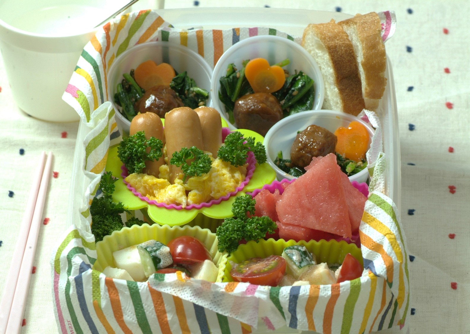 ミートボールとチーズインオムレツのカップ弁当