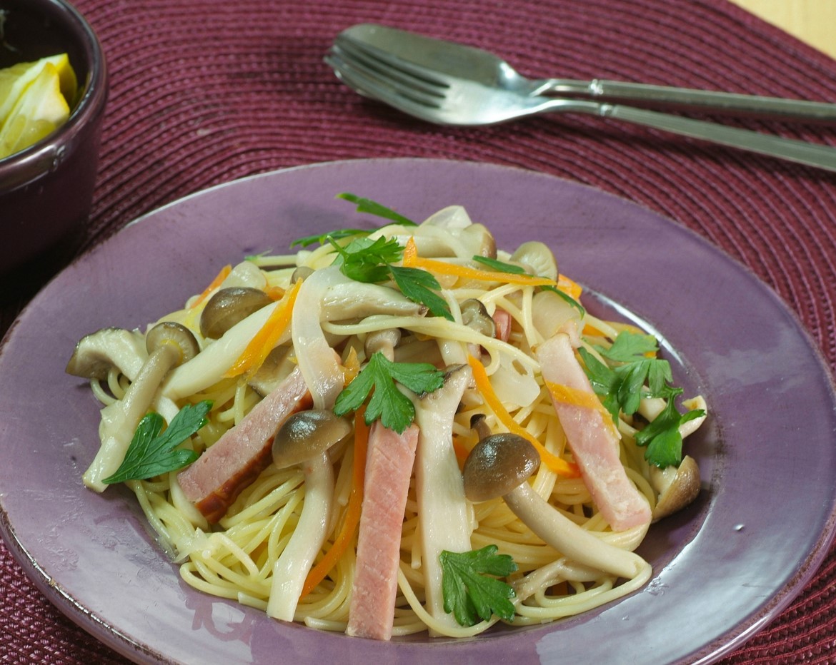 蒸しきのことベーコンのパスタ