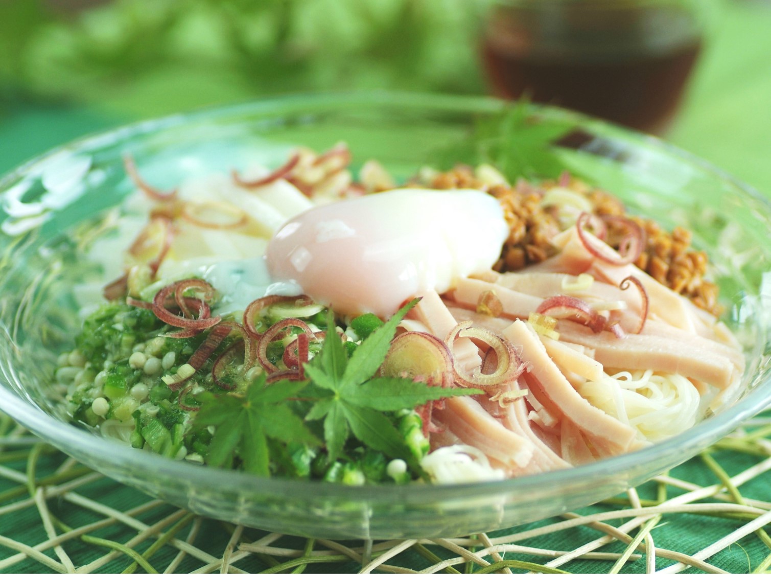 ロースハムとねばねば野菜の温卵そうめん