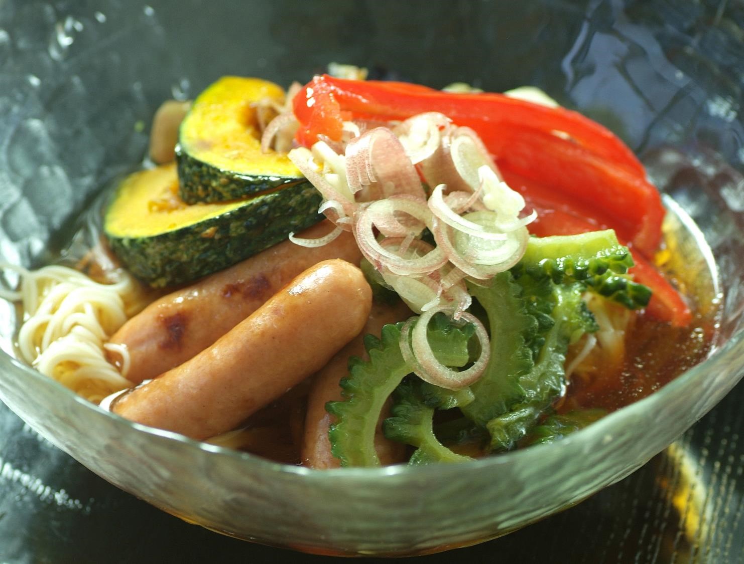 ウインナーと揚げ野菜のぶっかけそうめん