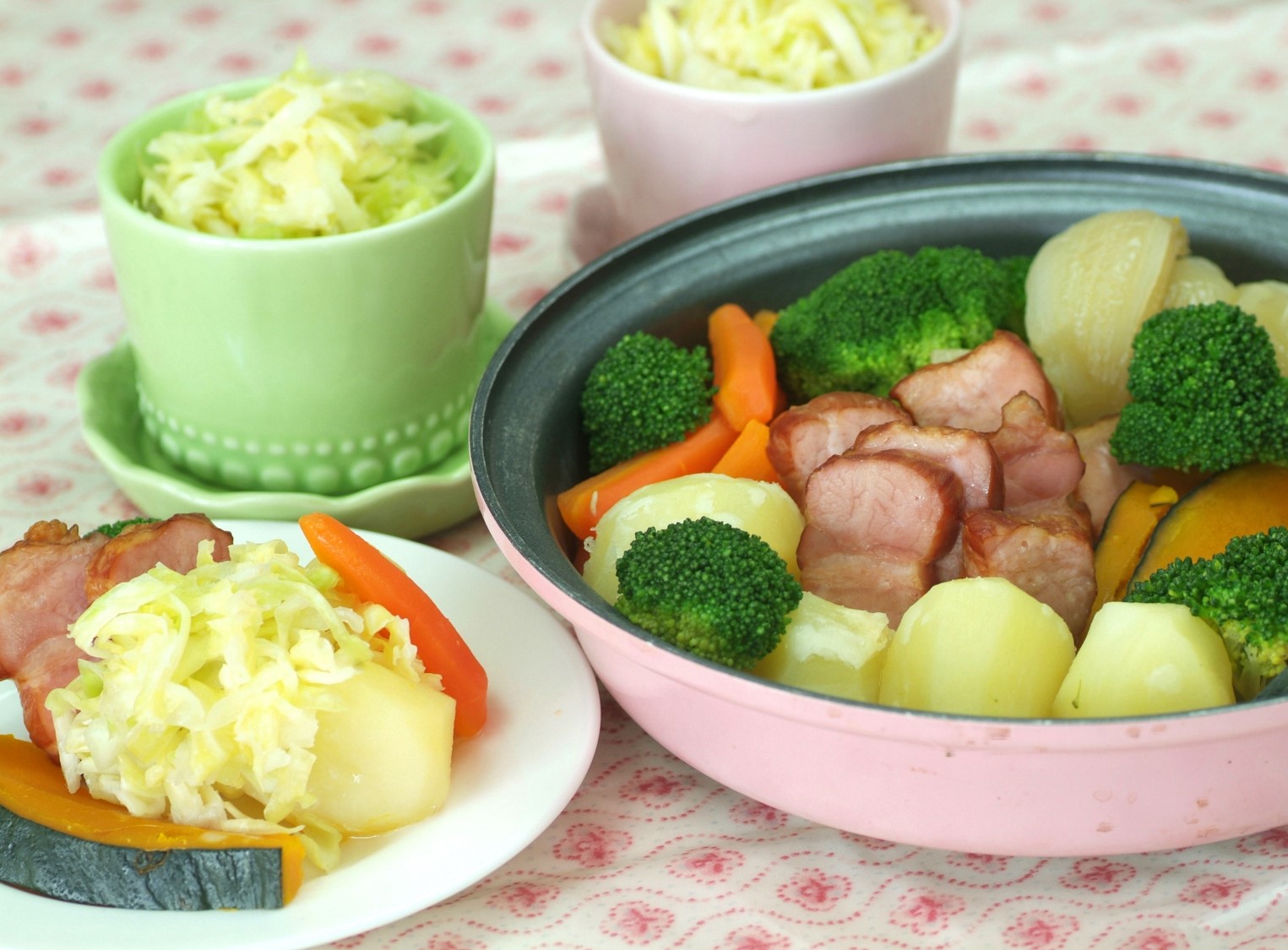 サワークラウトとカラフル野菜のベーコンホットサラダ