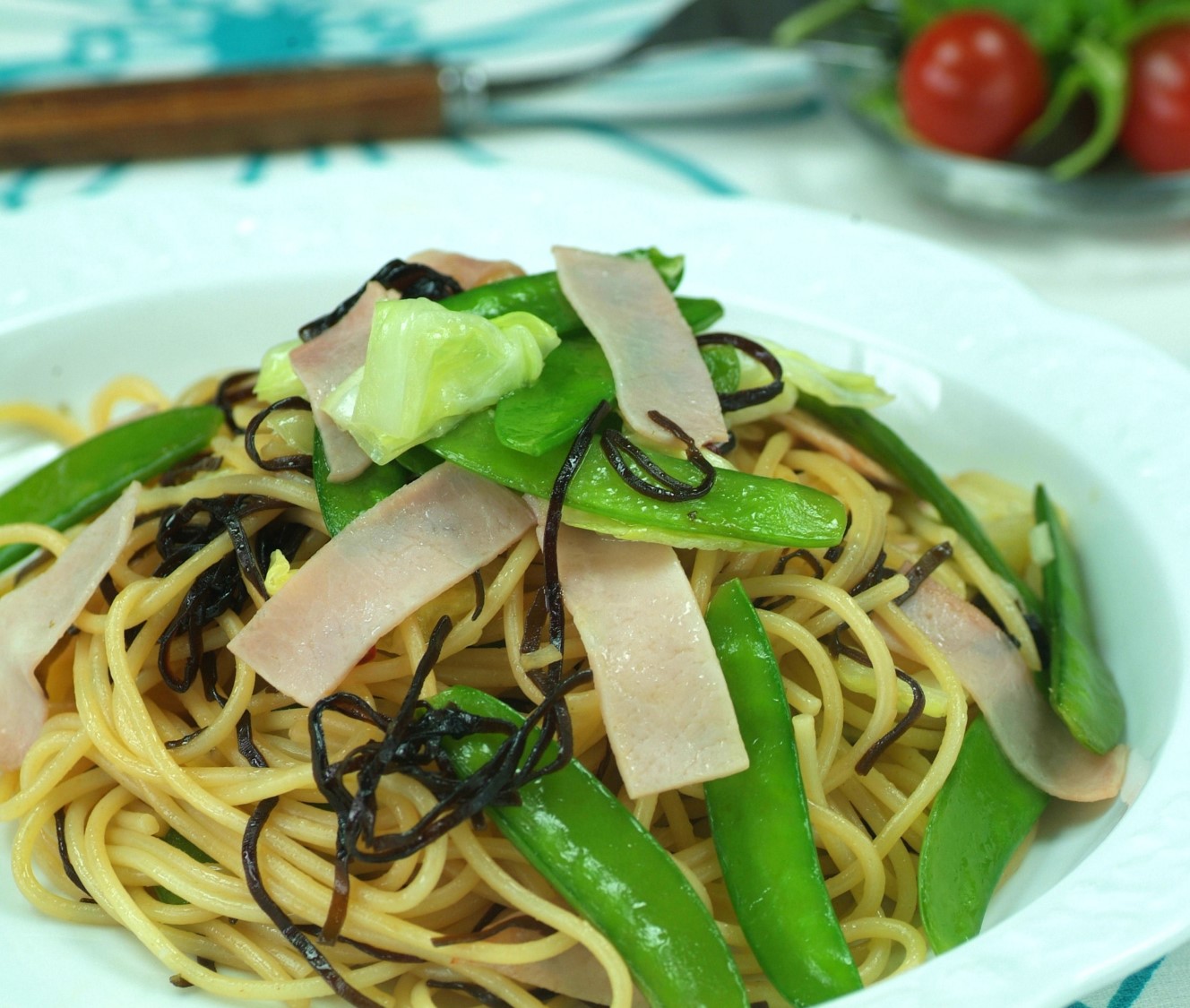 キャベツとロースハムの塩昆布和風パスタ