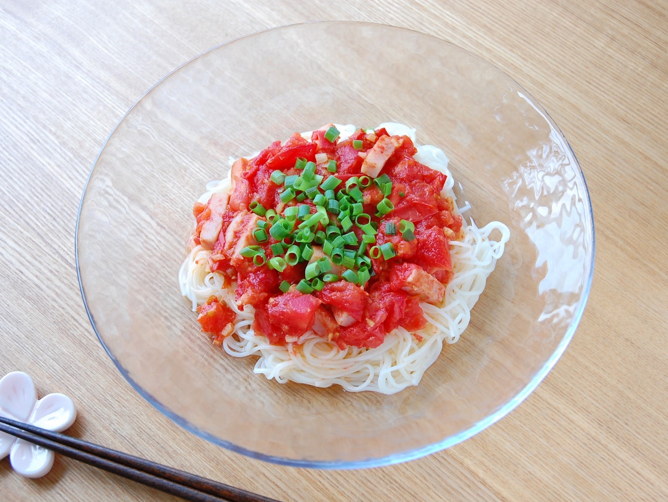 ベーコンとトマトのガーリックソースそうめん