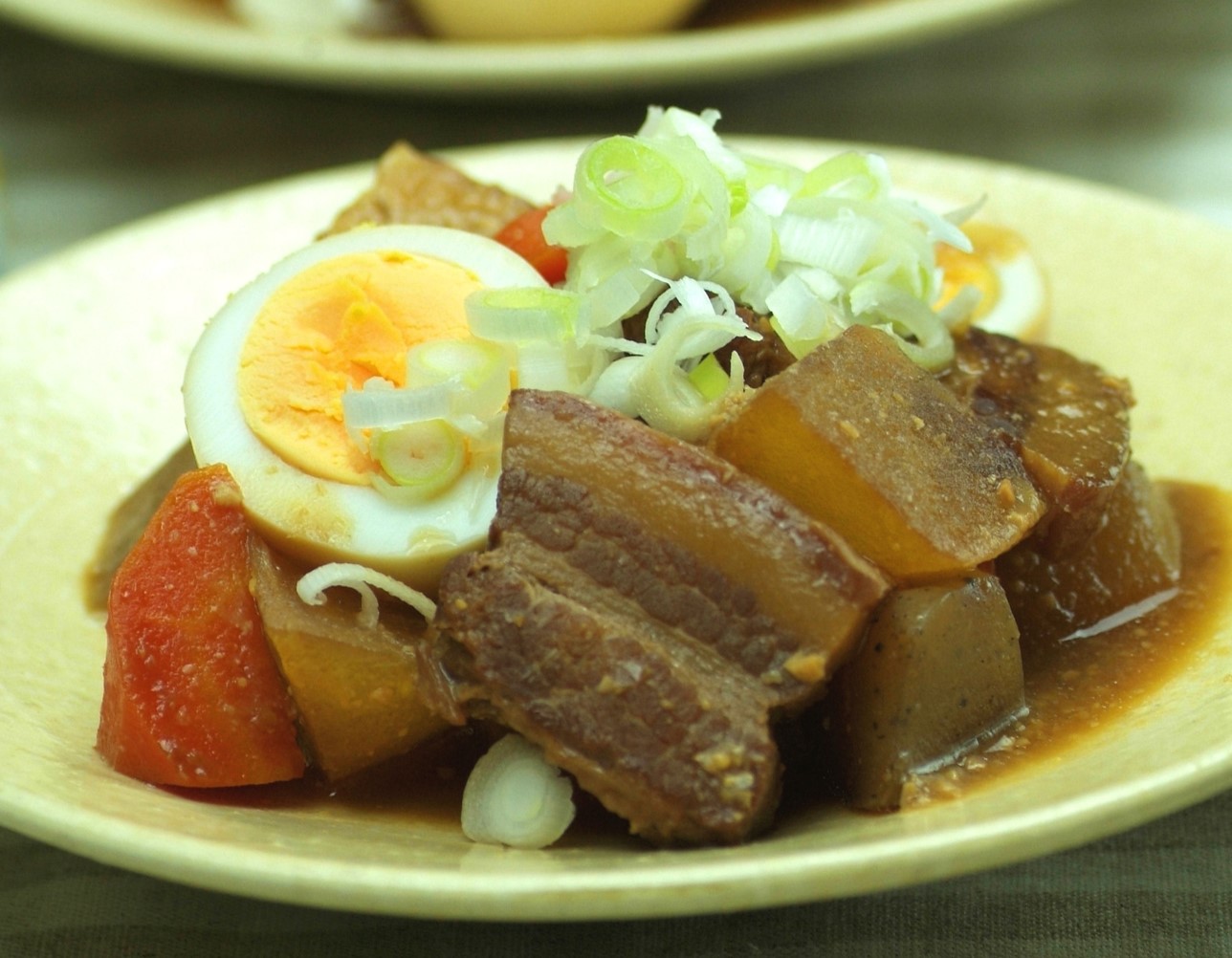 豚角煮と根野菜のどて煮