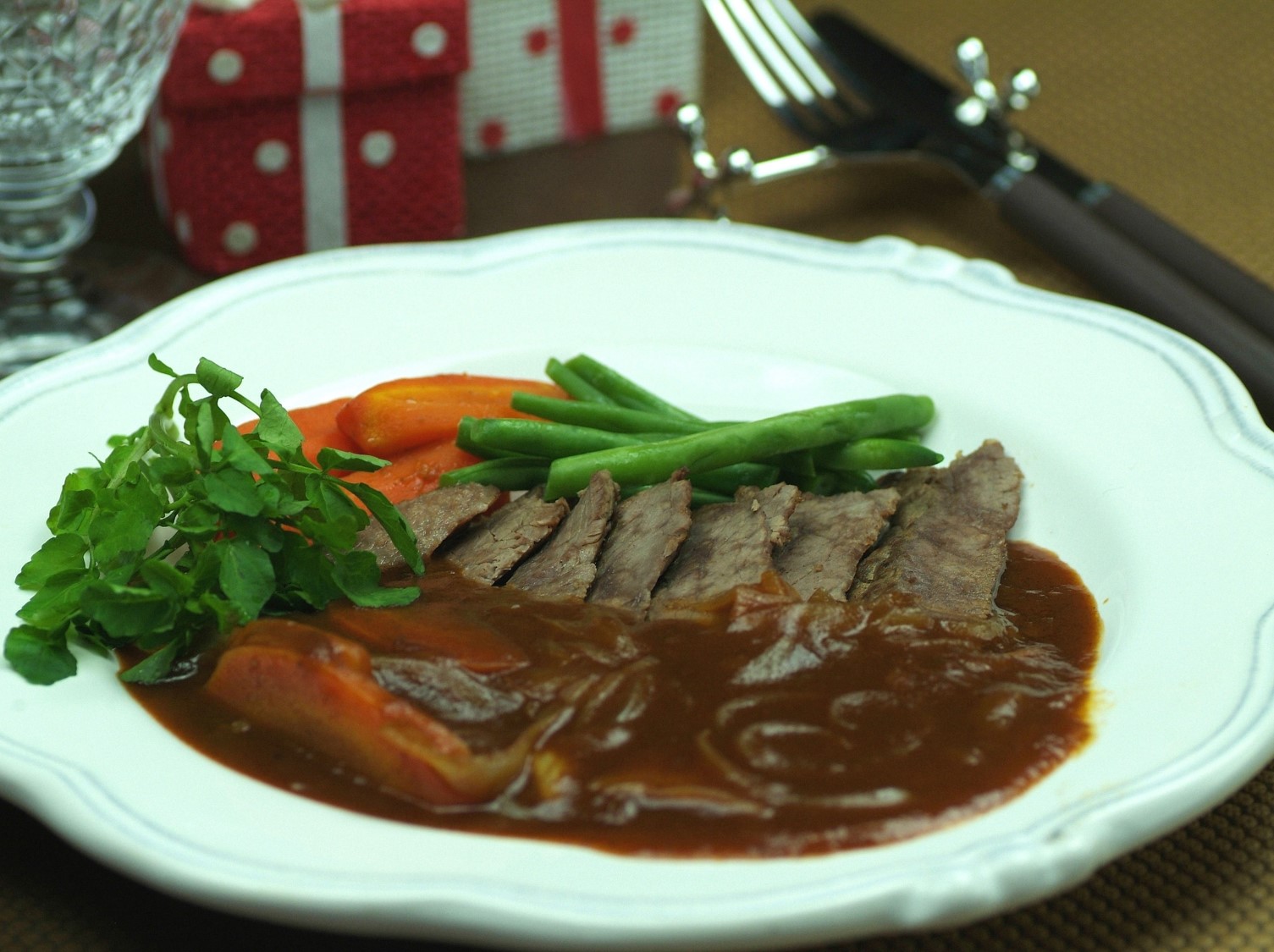 牛塊肉のデミグラスソース煮