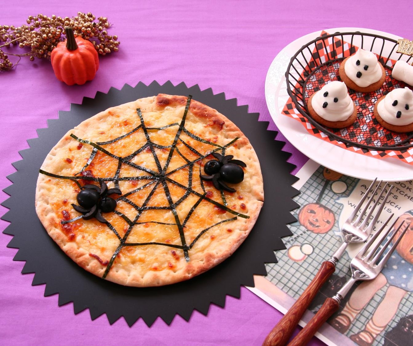 ハロウィンのクモの巣ピザとお化けのひと口チーズケーキ