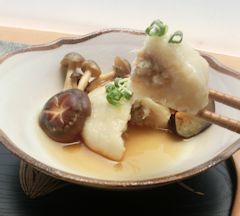 鶏だんごの里芋包み蒸し　出汁餡かけ