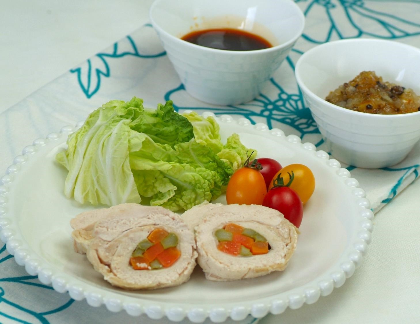 ２種のタレで食べるレンジチキンロール