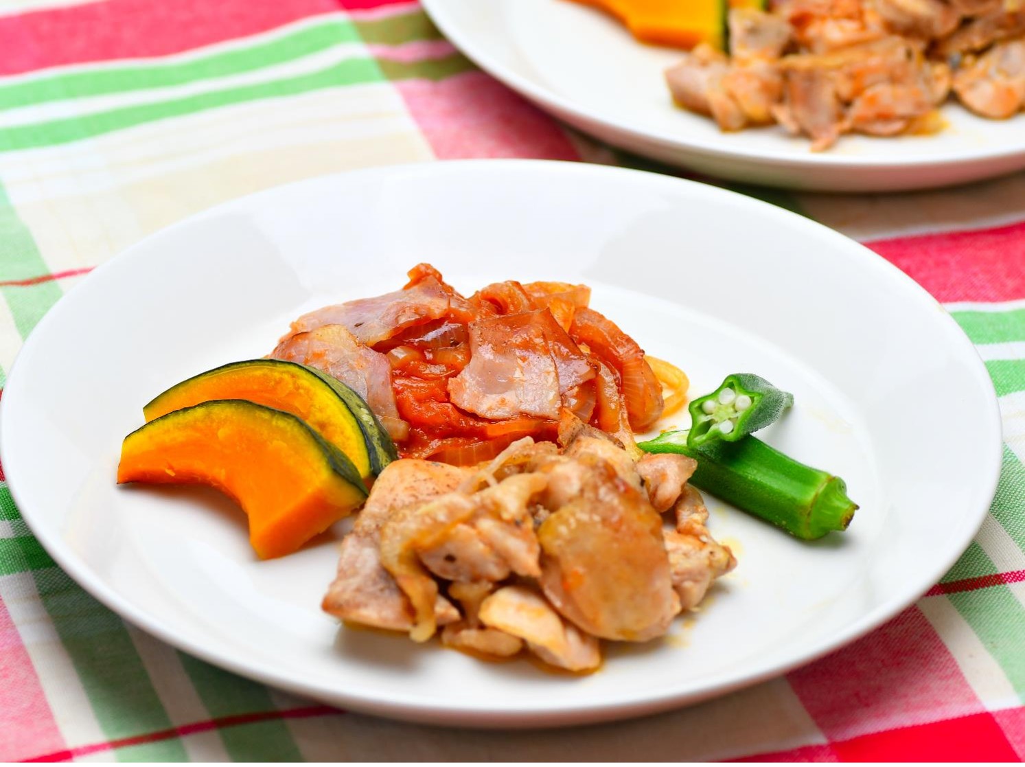 ベーコンと鶏肉、夏野菜のフレッシュトマト煮