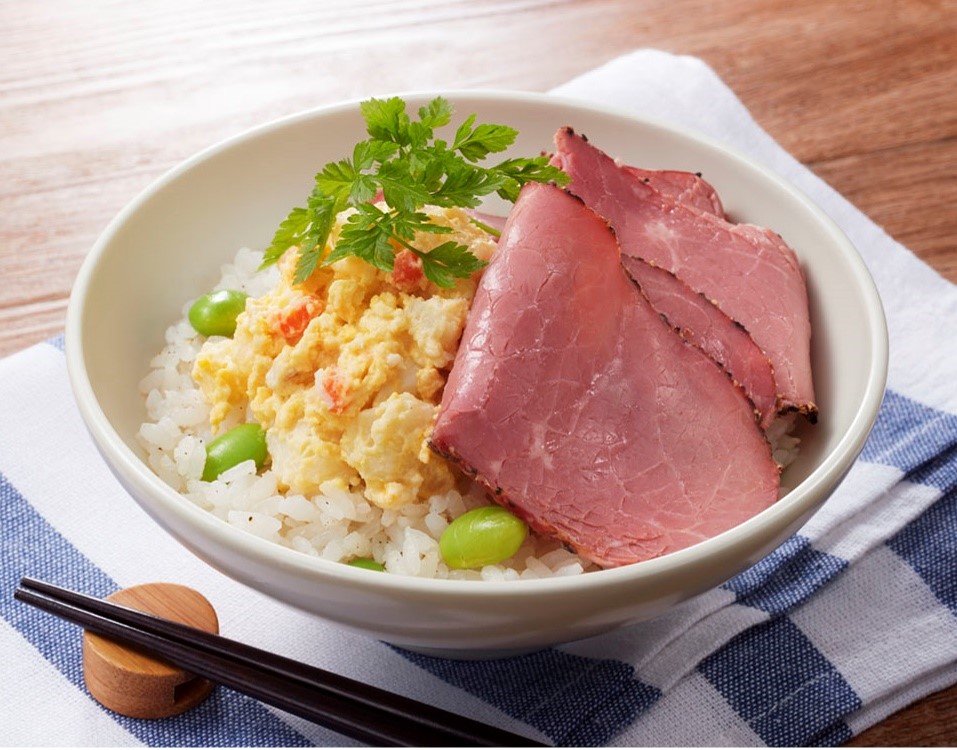 たまごとポテサラのビーフ丼