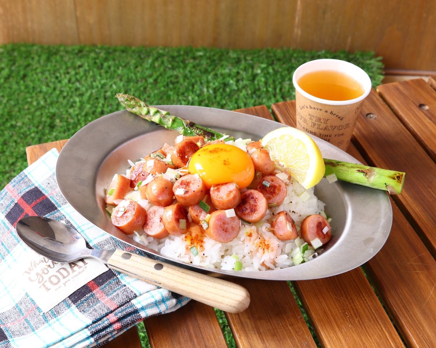 ウインナーのねぎ塩レモン丼　焼きアスパラガス添え