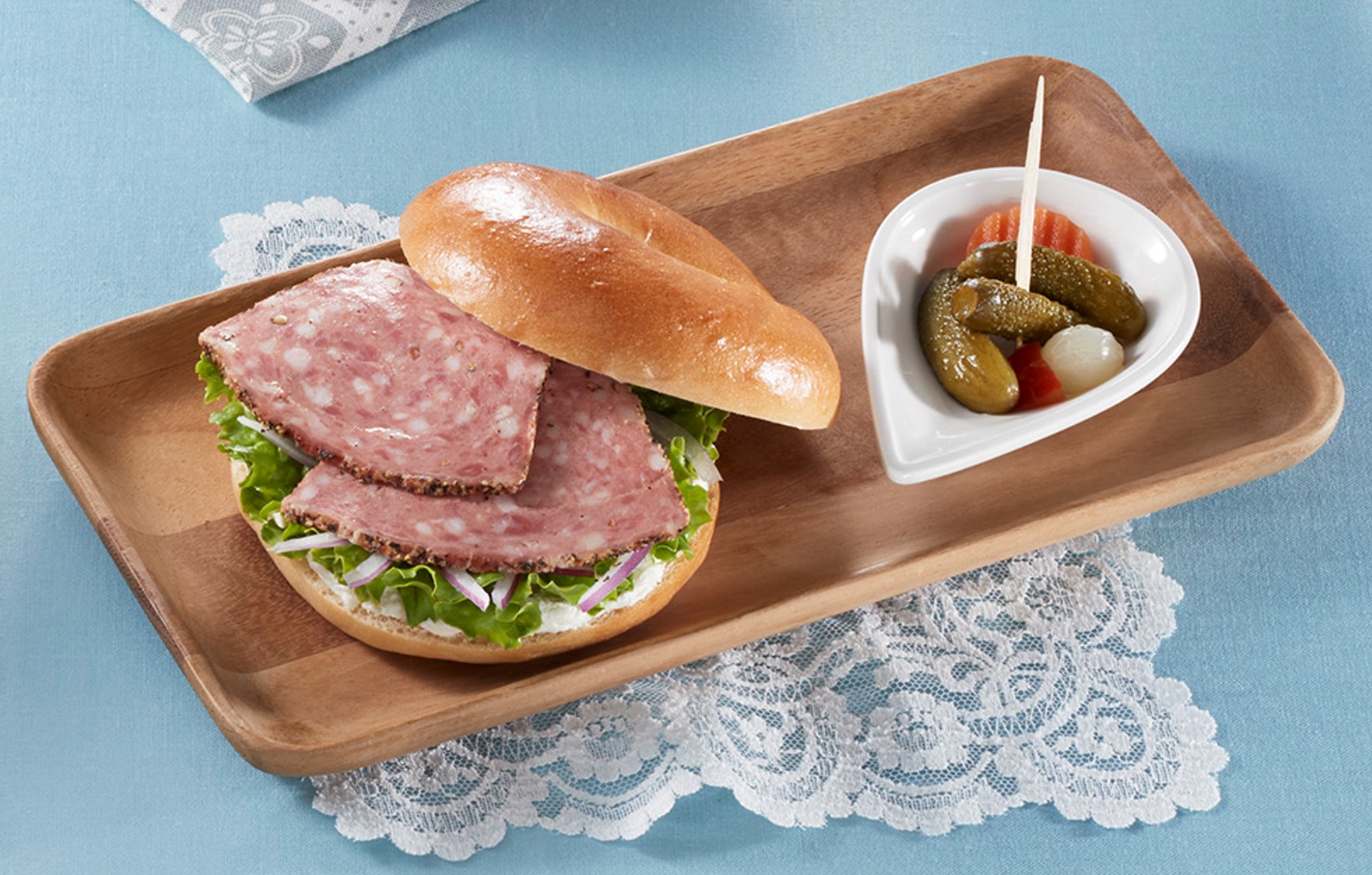 パストラミベリーローラーベーグルサンド