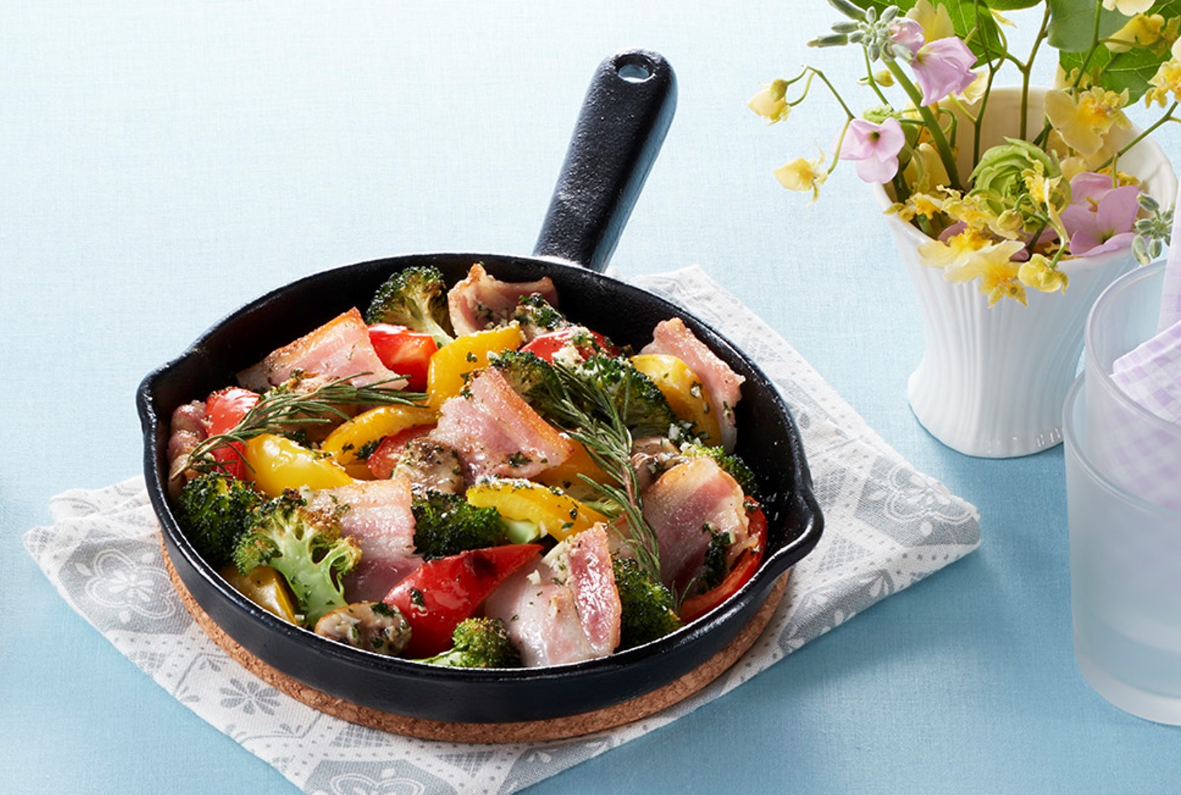 ベーコンと彩り野菜のガーリックバター焼き