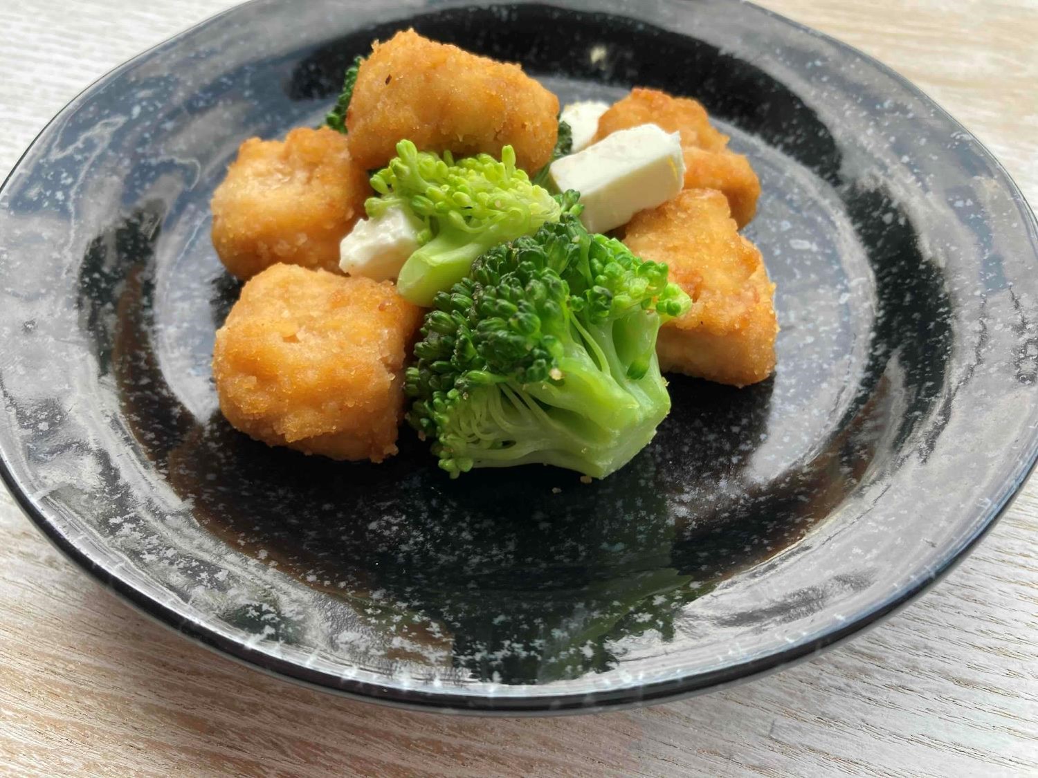 コロコロチキンとブロッコリーのクリームチーズサラダ